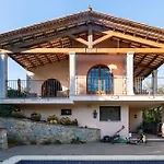 Exclusiva Casa De Lujo Con Piscinas Y Amplio Jardin En Zona Tranquila