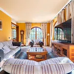Exclusiva Casa De Lujo Con Piscinas Y Amplio Jardin En Zona Tranquila *
