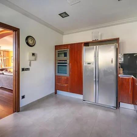 Villa Exclusiva Casa De Lujo Con Piscinas Y Amplio Jardin En Zona Tranquila *