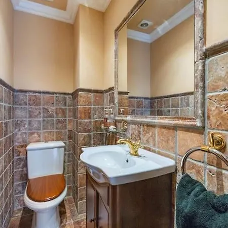 Exclusiva Casa De Lujo Con Piscinas Y Amplio Jardin En Zona Tranquila * Girona