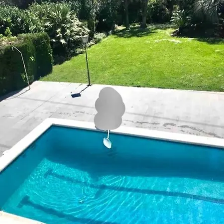 Exclusiva Casa De Lujo Con Piscinas Y Amplio Jardin En Zona Tranquila *