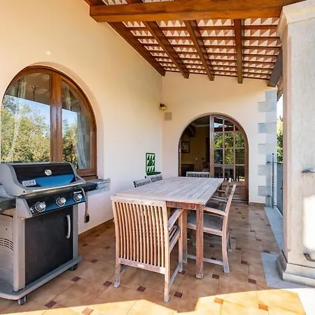 Exclusiva Casa De Lujo Con Piscinas Y Amplio Jardin En Zona Tranquila * Girona