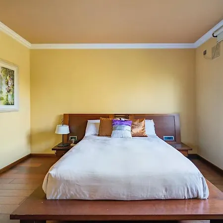 Exclusiva Casa De Lujo Con Piscinas Y Amplio Jardin En Zona Tranquila