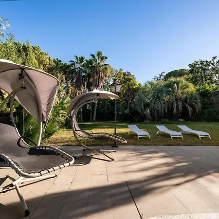 Exclusiva Casa De Lujo Con Piscinas Y Amplio Jardin En Zona Tranquila *