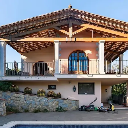 Exclusiva Casa De Lujo Con Piscinas Y Amplio Jardin En Zona Tranquila