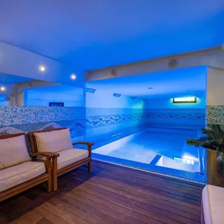 Exclusiva Casa De Lujo Con Piscinas Y Amplio Jardin En Zona Tranquila Villa