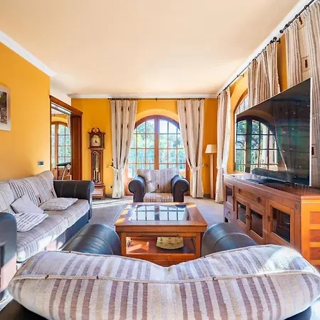 Exclusiva Casa De Lujo Con Piscinas Y Amplio Jardin En Zona Tranquila *