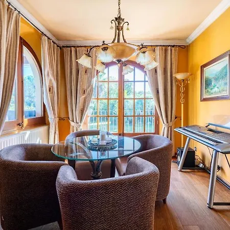 Exclusiva Casa De Lujo Con Piscinas Y Amplio Jardin En Zona Tranquila Girona