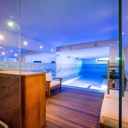 Exclusiva Casa De Lujo Con Piscinas Y Amplio Jardin En Zona Tranquila